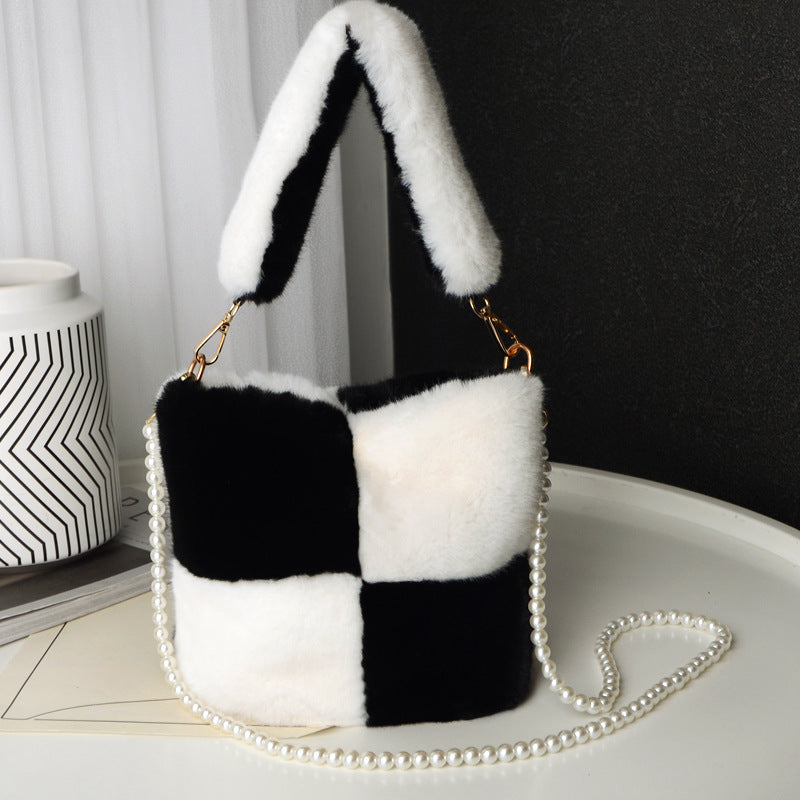 Plysj bucket bag med perlekjede