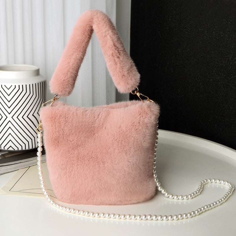 Plysj bucket bag med perlekjede