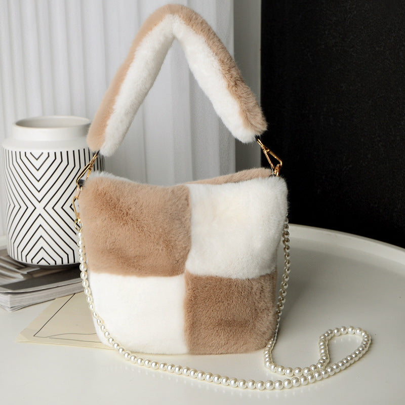 Plysj bucket bag med perlekjede