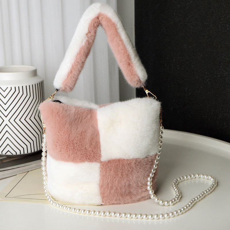 Plysj bucket bag med perlekjede