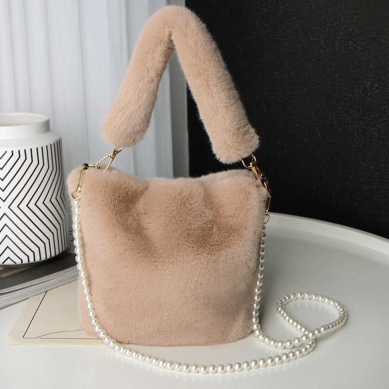 Plysj bucket bag med perlekjede