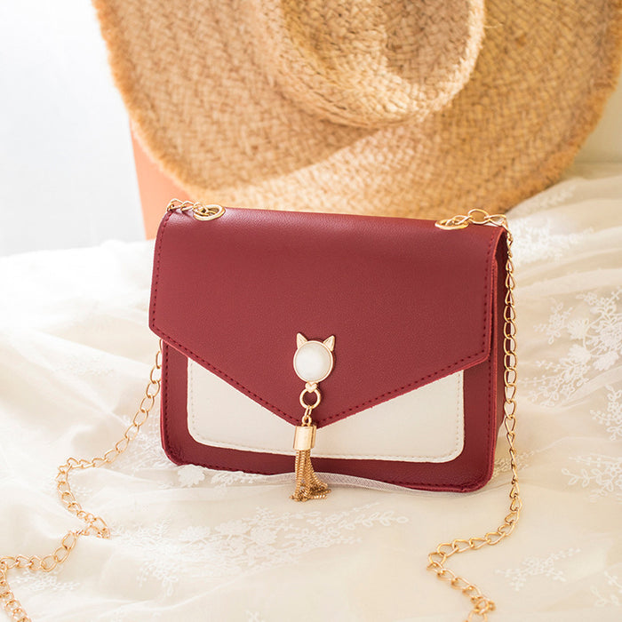 Frida | Liten firkantet crossbody-veske med kattelås og dusk