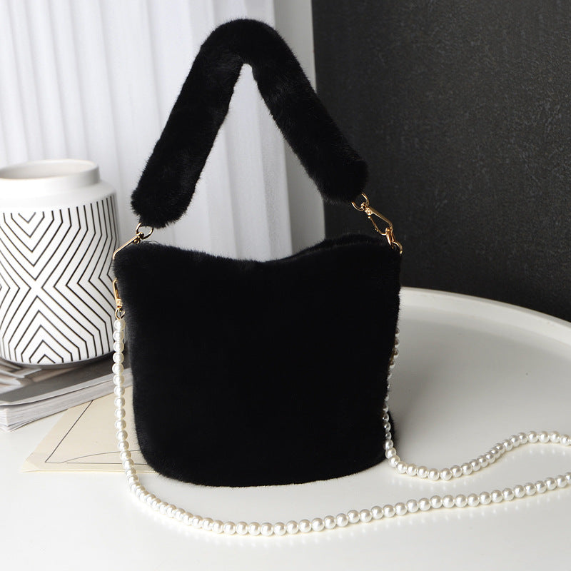 Plysj bucket bag med perlekjede