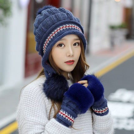 Strikket lue med øreklaffer og pompong