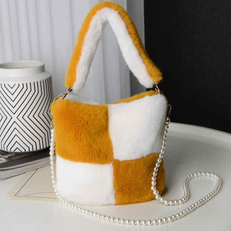Plysj bucket bag med perlekjede