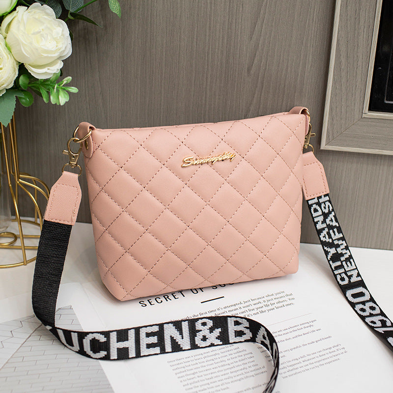 Liten quiltet crossbody-veske med bred reim