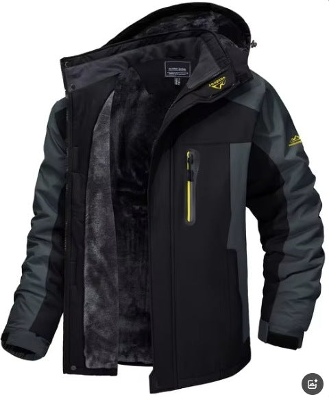 Mann i parkas med fleecefôret hette