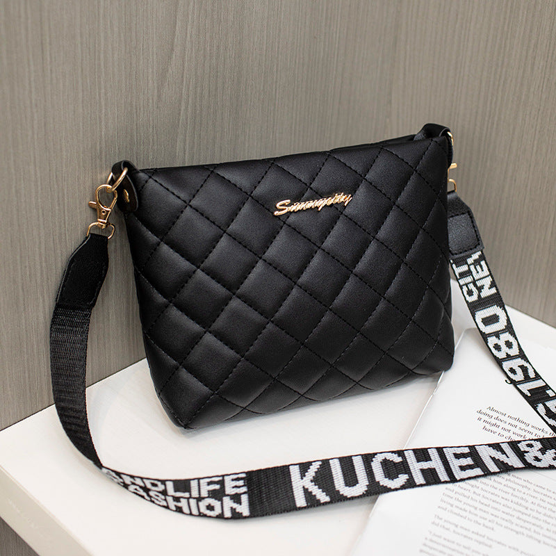 Liten quiltet crossbody-veske med bred reim