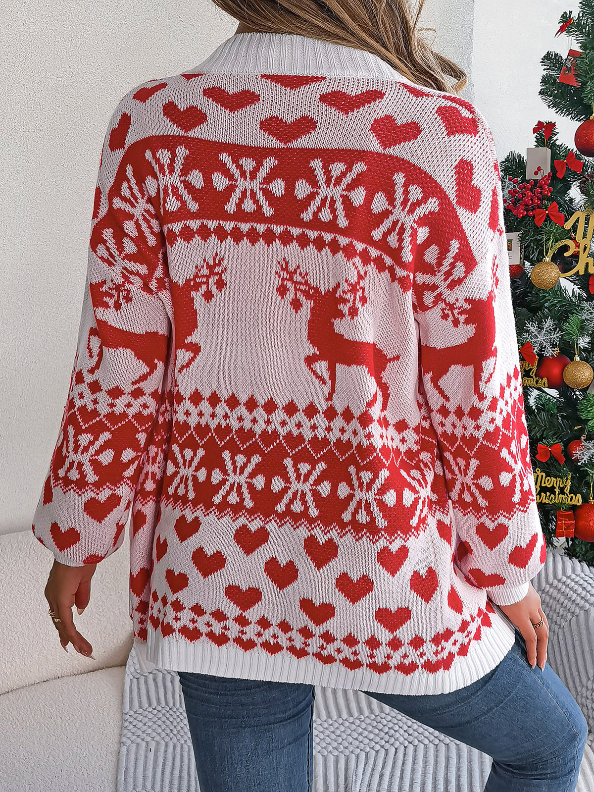 Kvinne i julecardigan med reinsdyr
