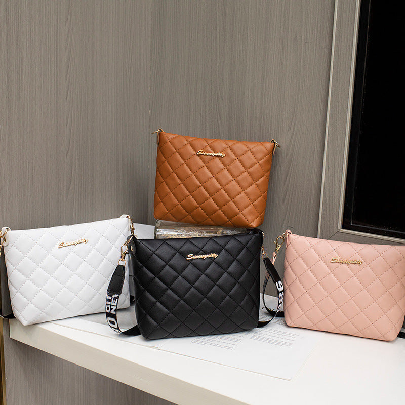 Liten quiltet crossbody-veske med bred reim