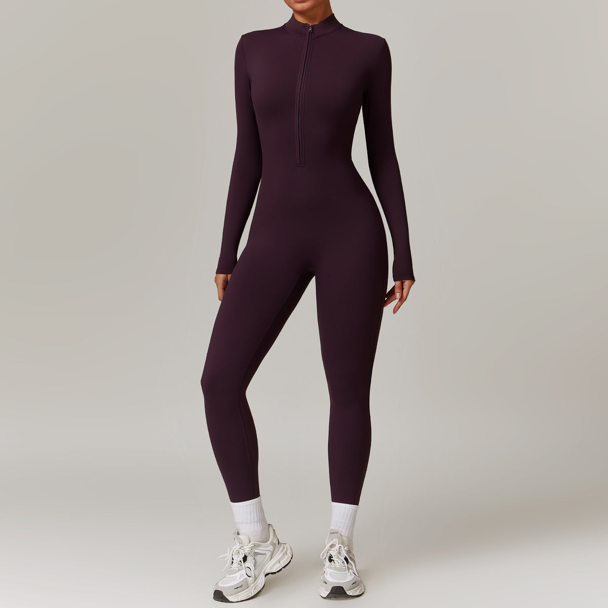 Kvinne i langermet treningsjumpsuit