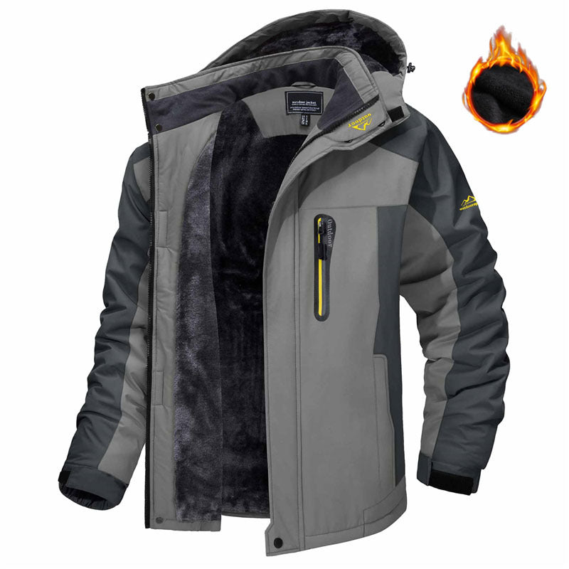 Mann i parkas med fleecefôret hette