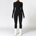 Kvinne i langermet treningsjumpsuit