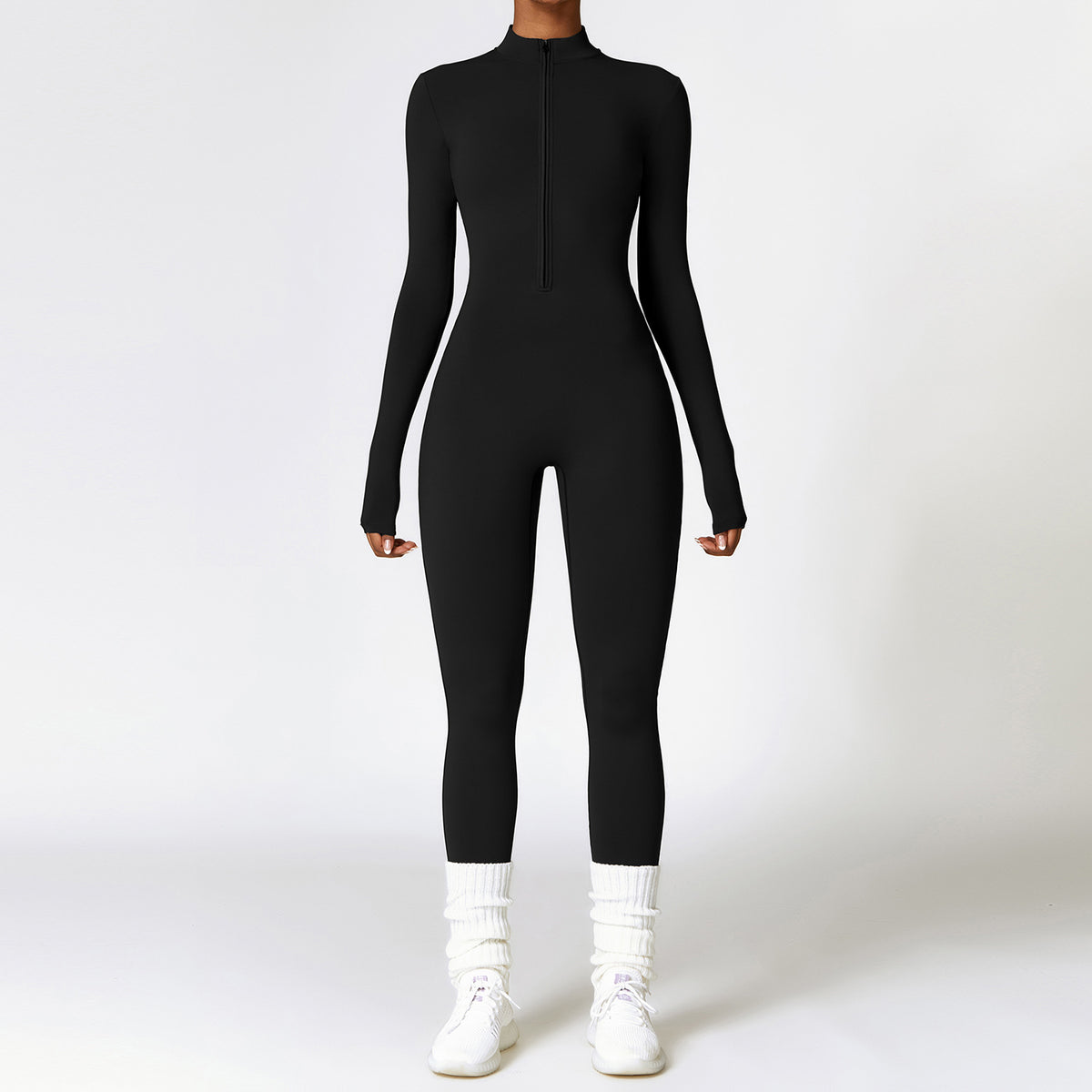 Kvinne i langermet treningsjumpsuit