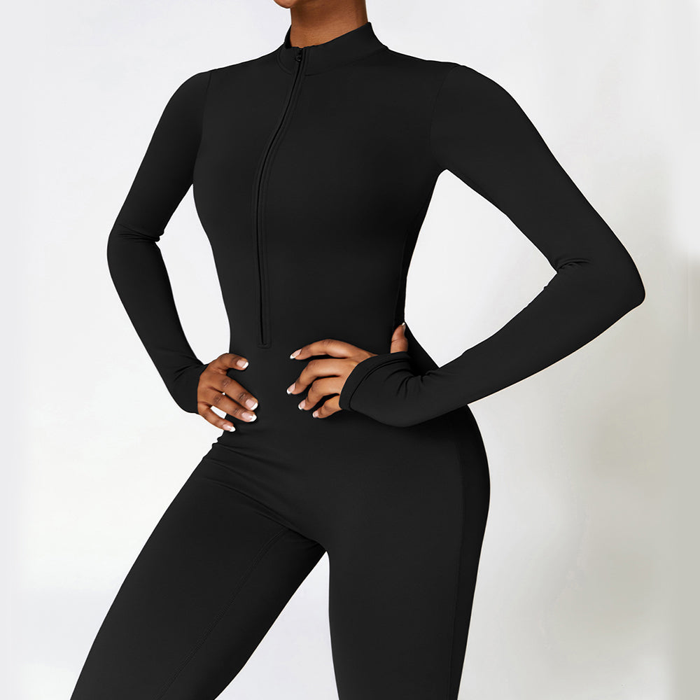 Kvinne i langermet treningsjumpsuit
