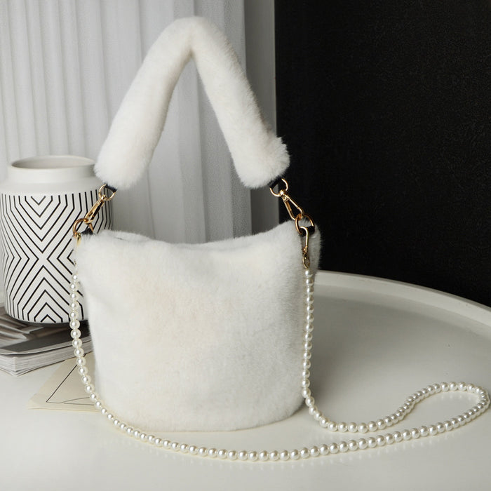 Nora | Plysj bucket bag med perlekjede og myk hank