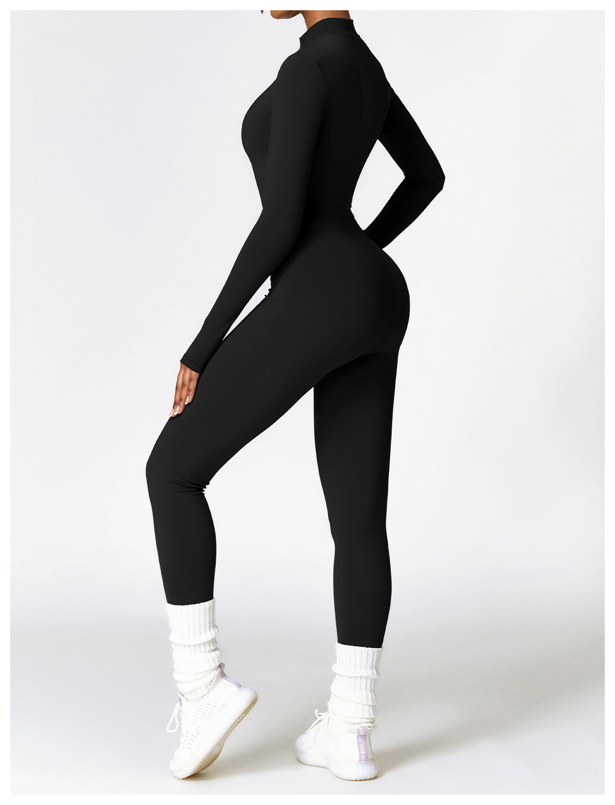 Kvinne i langermet treningsjumpsuit
