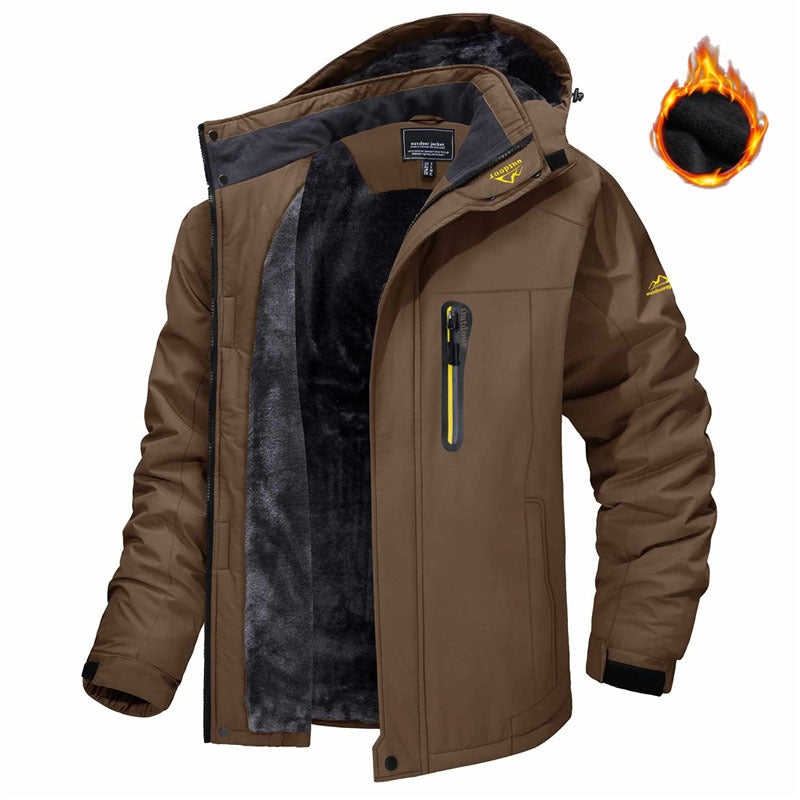 Mann i parkas med fleecefôret hette