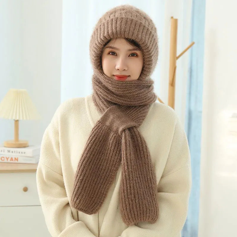 Strikket hettelue med skjerf i beige