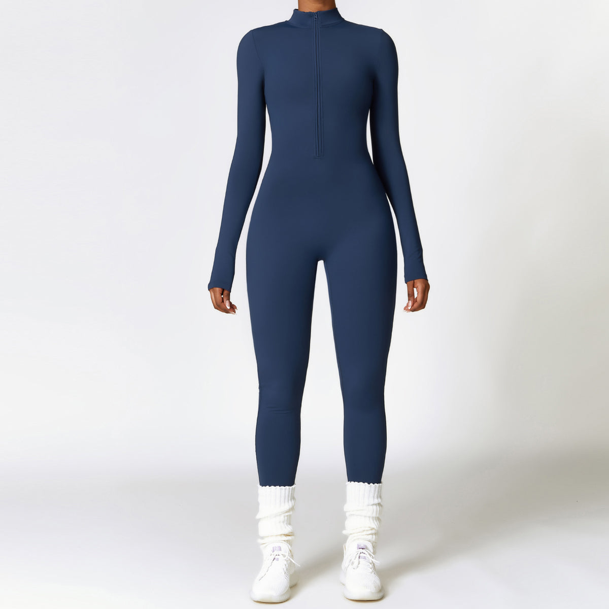 Kvinne i langermet treningsjumpsuit
