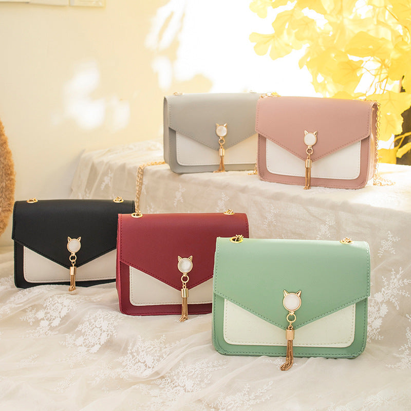 Liten crossbody-veske med kattelås i rosa