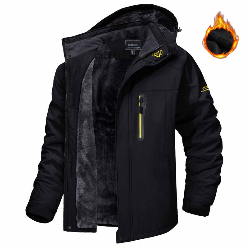 Mann i parkas med fleecefôret hette