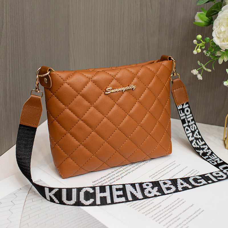 Liten quiltet crossbody-veske med bred reim