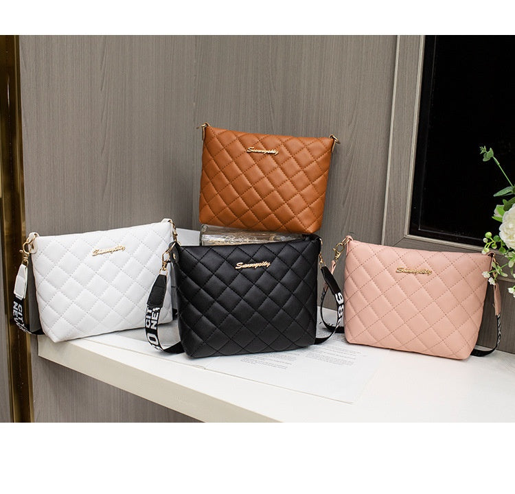 Liten quiltet crossbody-veske med bred reim
