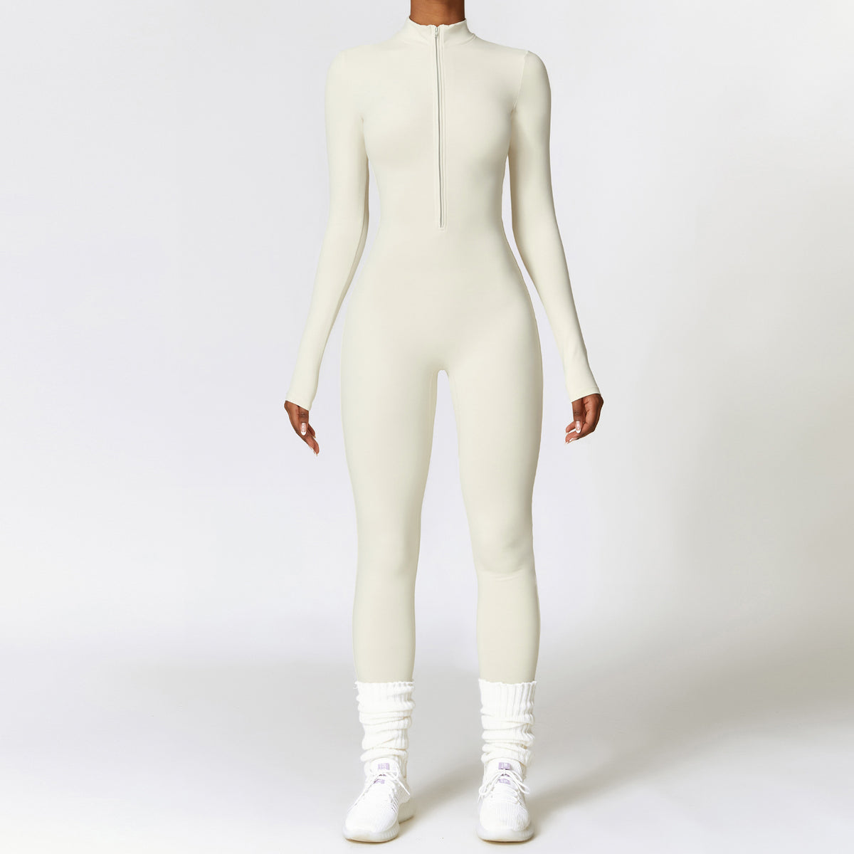 Kvinne i langermet treningsjumpsuit