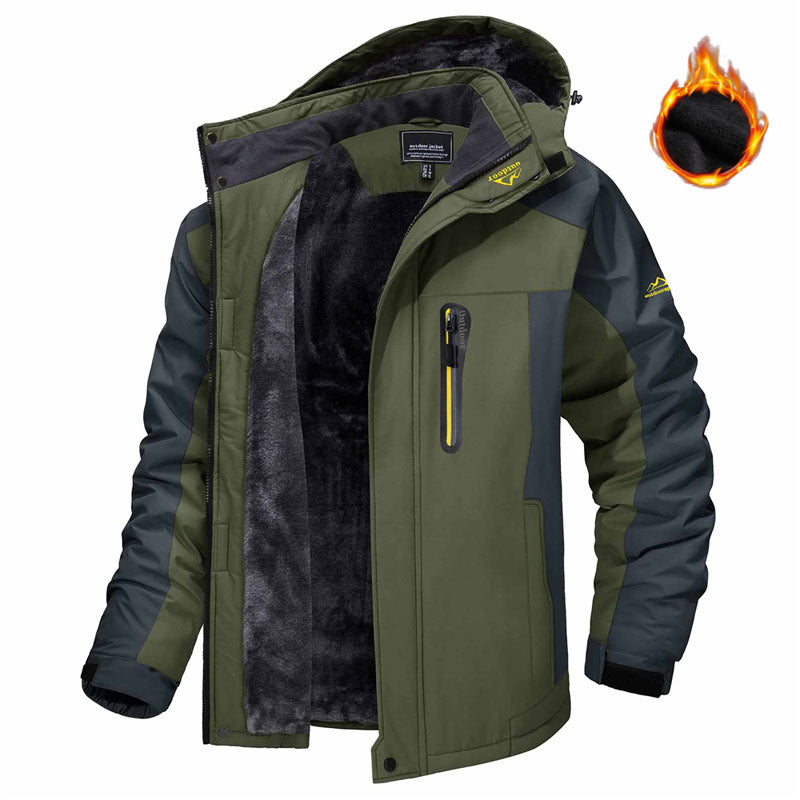 Mann i parkas med fleecefôret hette