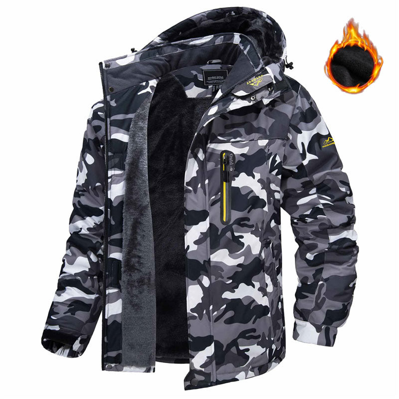 Mann i parkas med fleecefôret hette