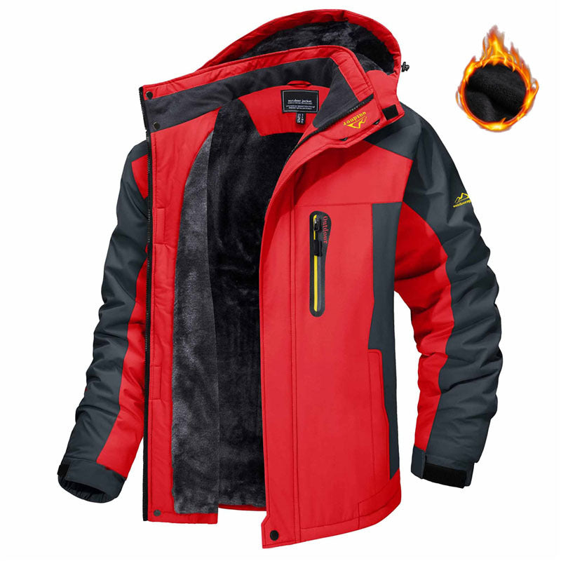 Mann i parkas med fleecefôret hette