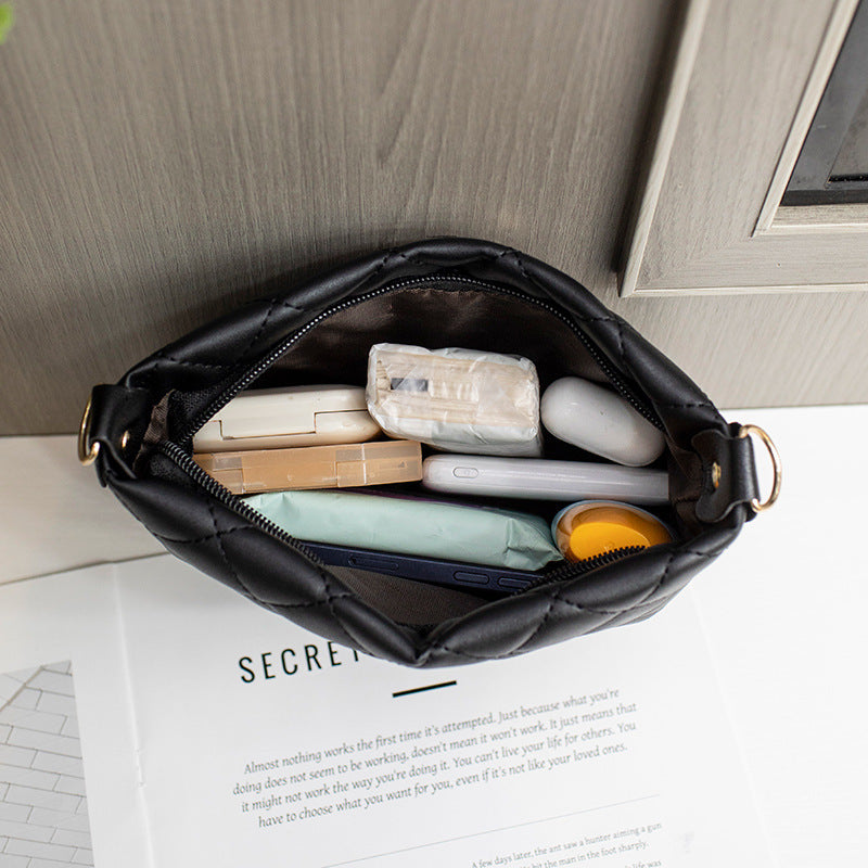 Liten quiltet crossbody-veske med bred reim