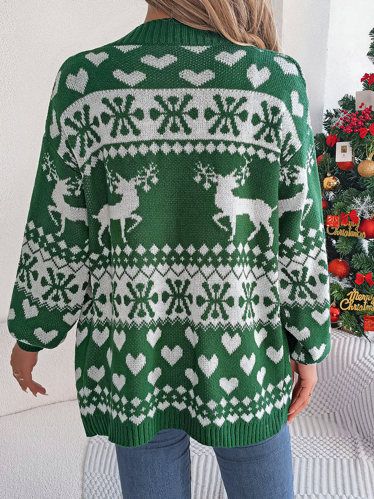 Kvinne i julecardigan med reinsdyr